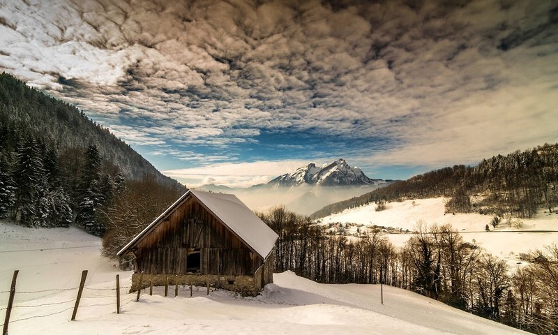 Обои облака, деревья, горы, снег, зима, пейзаж, дом, clouds, trees, mountains, snow, winter, landscape, house разрешение 2100x1400 Загрузить