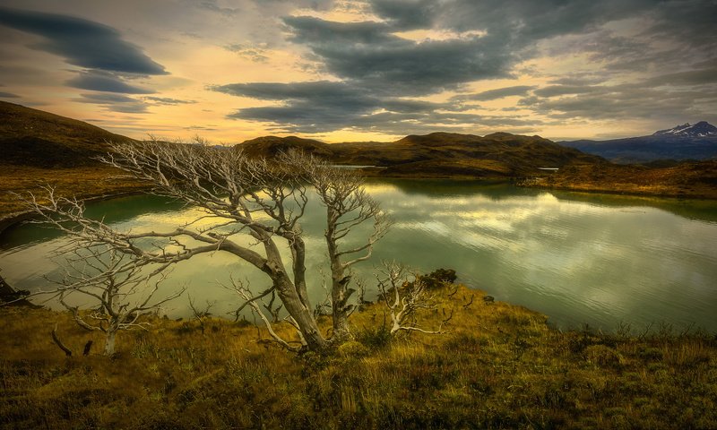 Обои облака, озеро, горы, дерево, осень, пасмурно, clouds, lake, mountains, tree, autumn, overcast разрешение 2048x1152 Загрузить