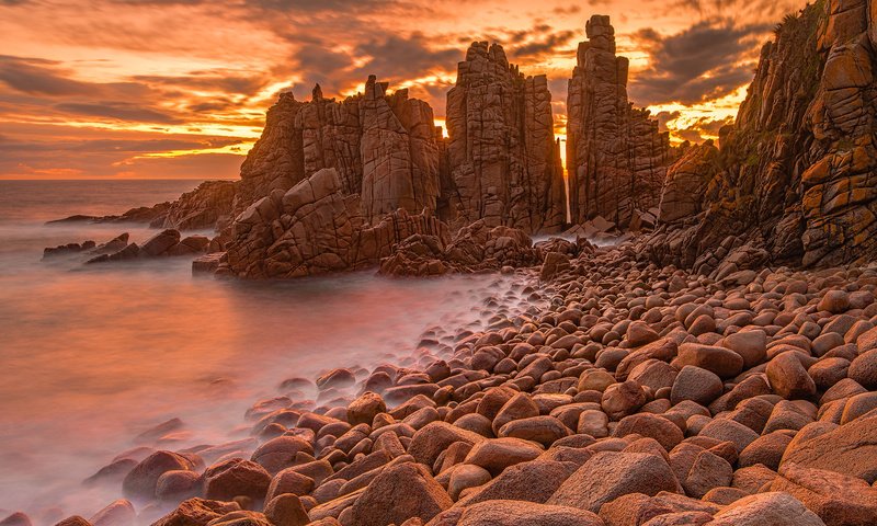 Обои скалы, камни, берег, море, австралия, зарево, мыс, вуламай, rocks, stones, shore, sea, australia, glow, cape, woolamai разрешение 2048x1536 Загрузить