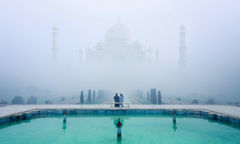 Обои туман, люди, город, пара, индия, тадж-махал, fog, people, the city, pair, india, taj mahal разрешение 2500x1563 Загрузить