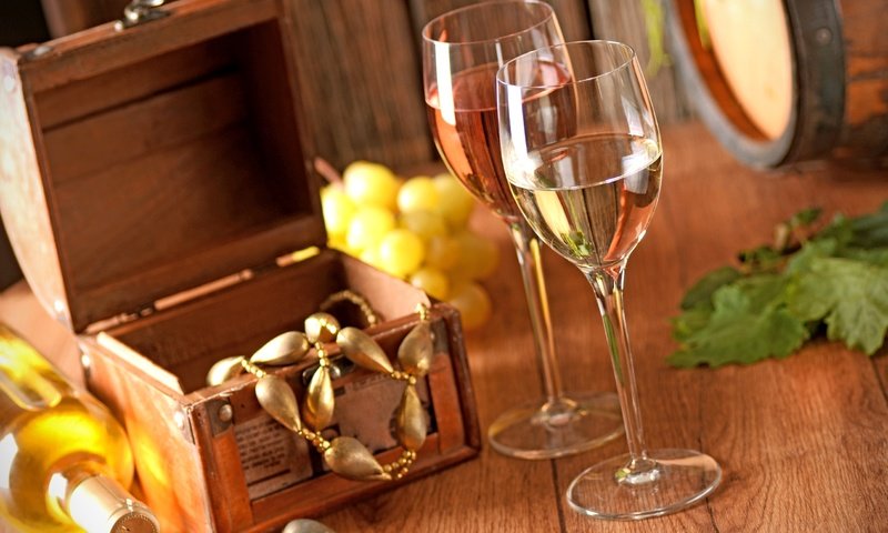 Обои украшения, виноград, вино, бутылка, бокалы, бижутерия, вина, шкатулка, белое вино, white wine, decoration, grapes, wine, bottle, glasses, jewelry, box разрешение 2555x1600 Загрузить