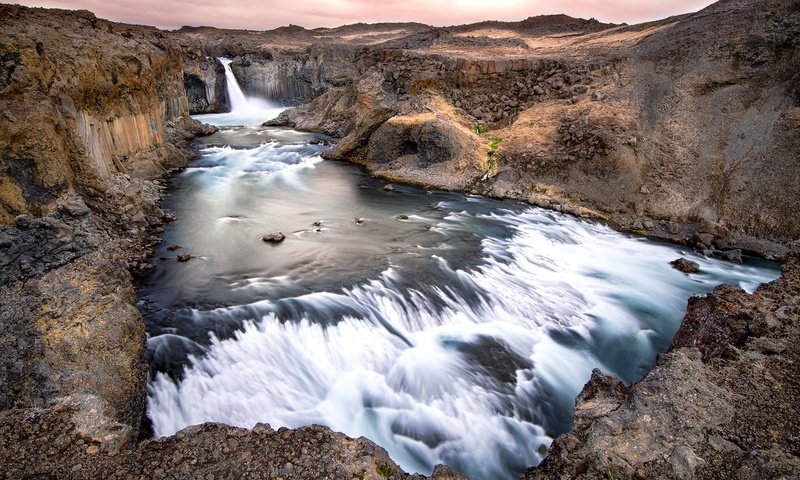 Обои вода, вечер, горы, камни, водопад, поток, water, the evening, mountains, stones, waterfall, stream разрешение 2000x1250 Загрузить