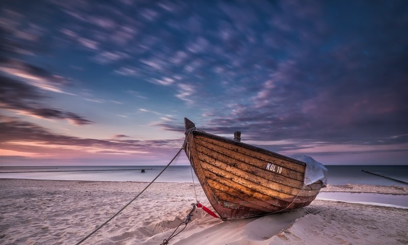 Обои небо, облака, берег, море, пляж, лодка, the sky, clouds, shore, sea, beach, boat разрешение 2048x1250 Загрузить