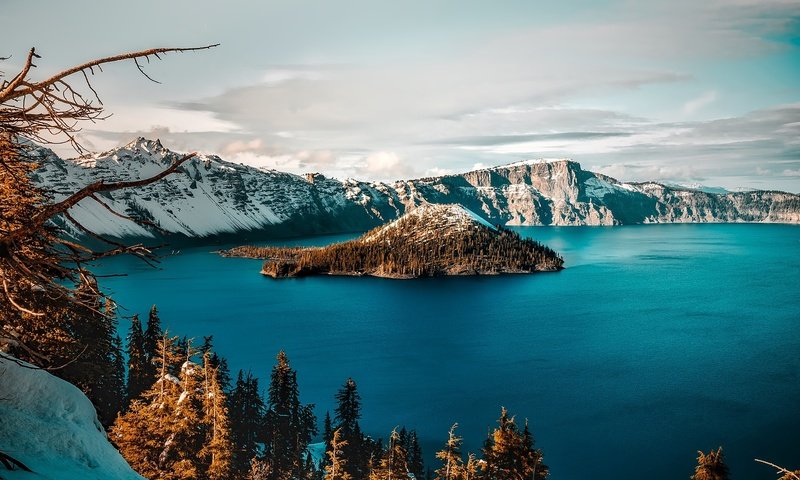 Обои небо, деревья, озеро, горы, снег, сша, кратер, орегон, the sky, trees, lake, mountains, snow, usa, crater, oregon разрешение 2199x1469 Загрузить