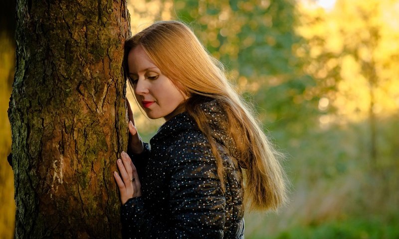 Обои дерево, девушка, модель, волосы, tree, girl, model, hair разрешение 3000x1987 Загрузить