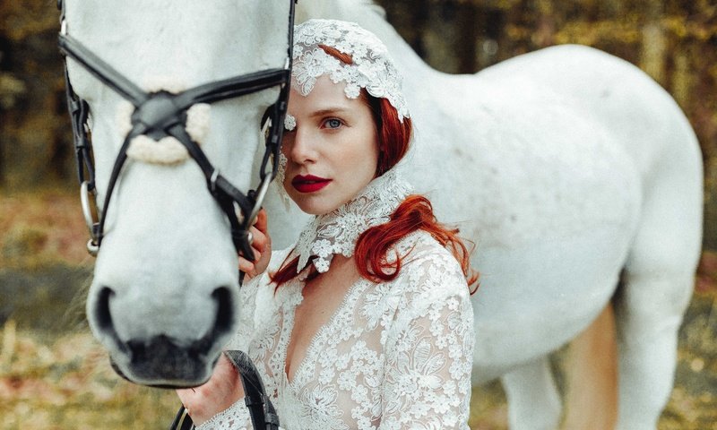 Обои девушка, настроение, взгляд, рыжая, конь, рыжеволосая, белая лошадь, girl, mood, look, red, horse, redhead, white horse разрешение 3000x2000 Загрузить