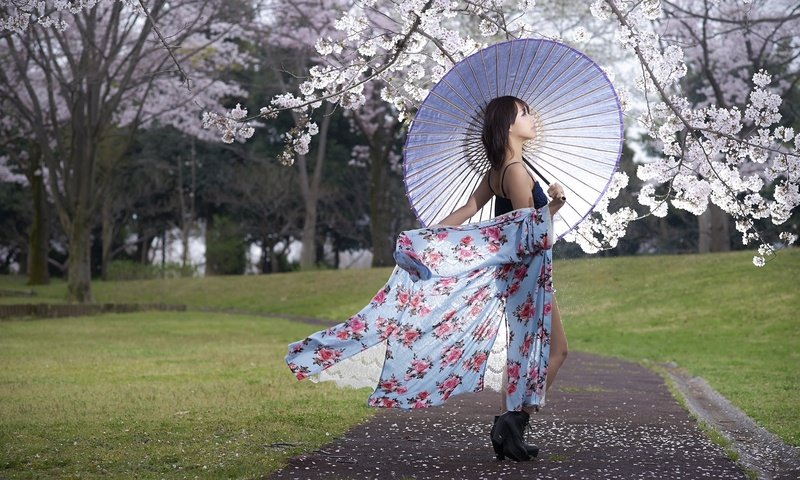 Обои стиль, девушка, настроение, взгляд, весна, зонт, азиатка, style, girl, mood, look, spring, umbrella, asian разрешение 2048x1152 Загрузить