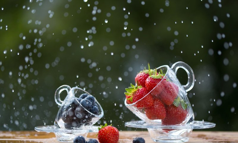 Обои капли, боке, клубника, блюдца, стол, размытость, дождь, ягоды, черника, чашки, drops, bokeh, strawberry, saucers, table, blur, rain, berries, blueberries, cup разрешение 7287x4863 Загрузить