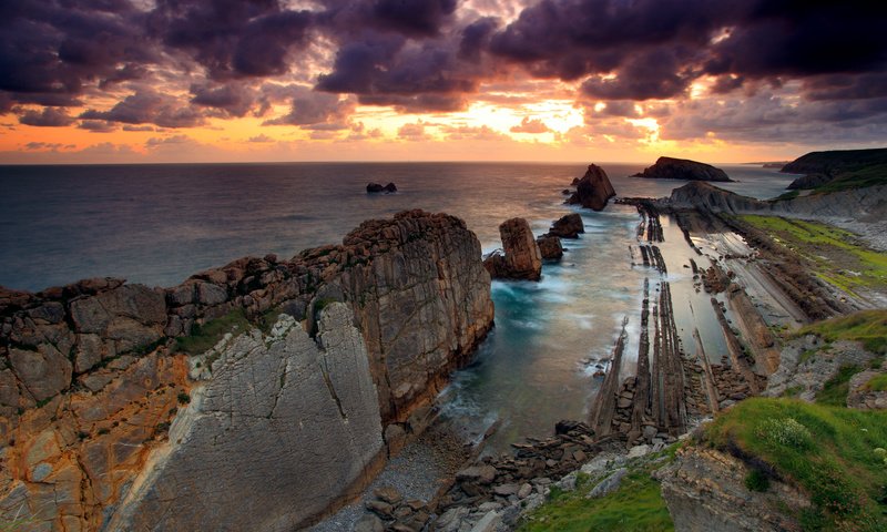 Обои небо, облака, скалы, камни, море, the sky, clouds, rocks, stones, sea разрешение 1920x1280 Загрузить