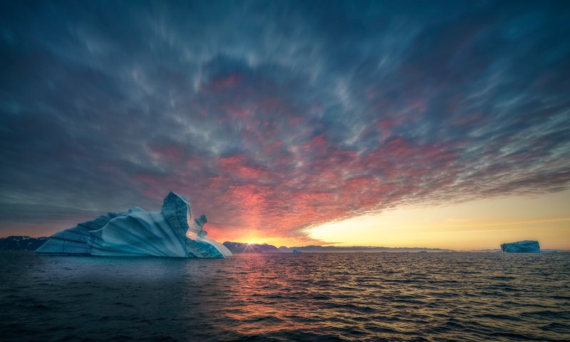 Обои небо, солнце, лучи, море, океан, ледник, the sky, the sun, rays, sea, the ocean, glacier разрешение 2048x1190 Загрузить