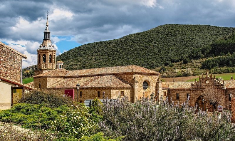 Обои небо, монастырь, трава, la rioja, monasterio de yuso, облака, горы, солнце, лес, кусты, испания, the sky, the monastery, grass, clouds, mountains, the sun, forest, the bushes, spain разрешение 1920x1253 Загрузить