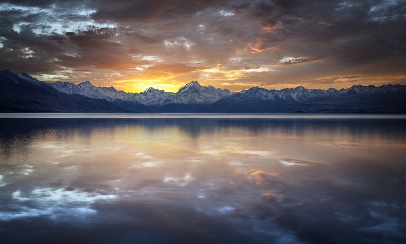 Обои озеро, горы, скалы, закат, тучи, отражение, гладь, lake, mountains, rocks, sunset, clouds, reflection, surface разрешение 2048x1365 Загрузить