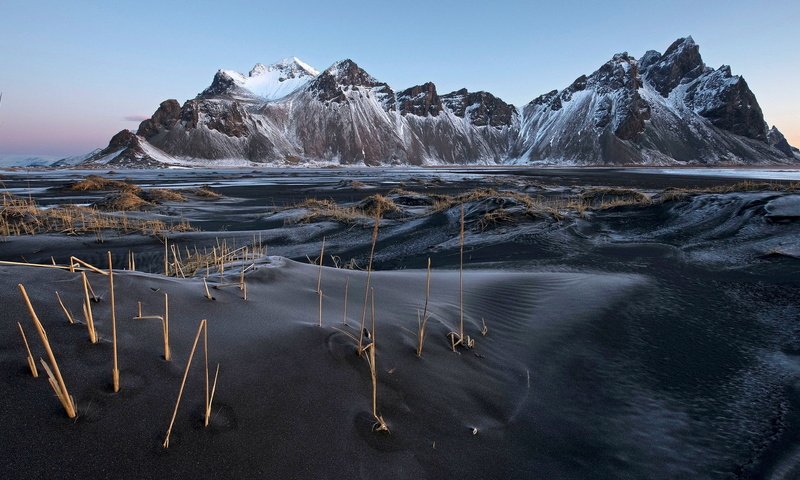 Обои горы, песок, исландия, vestrahorn, чёрный песок, вестрахорн, mountains, sand, iceland, black sand, westerhorn разрешение 1920x1080 Загрузить