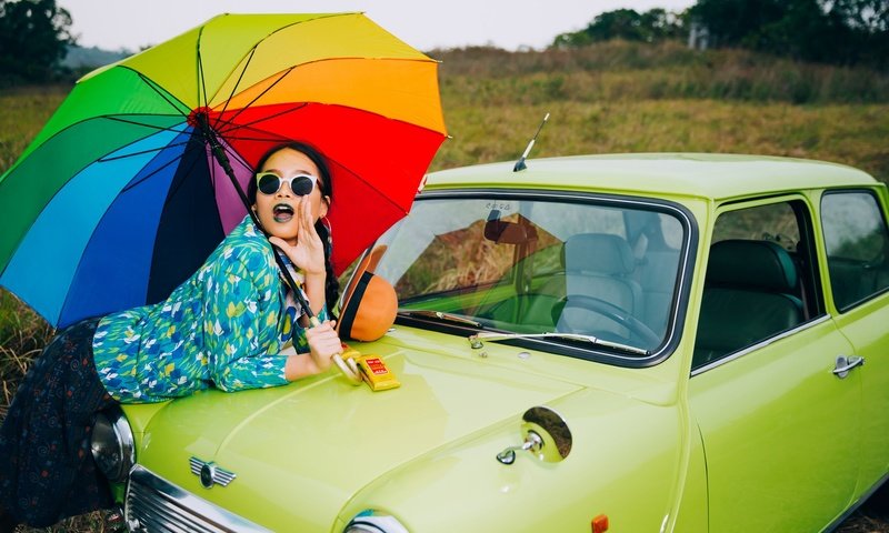Обои стиль, девушка, очки, авто, зонтик, style, girl, glasses, auto, umbrella разрешение 2048x1365 Загрузить