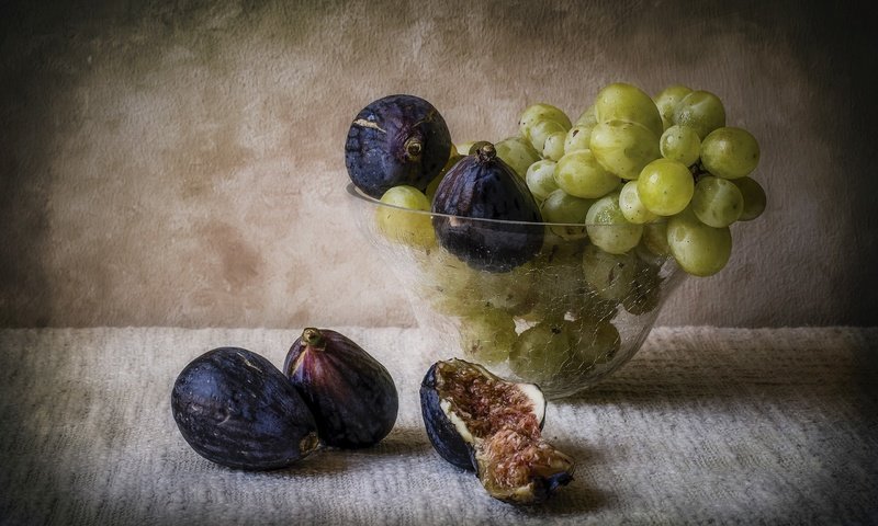 Обои виноград, фрукты, ваза, натюрморт, инжир, grapes, fruit, vase, still life, figs разрешение 2560x1600 Загрузить