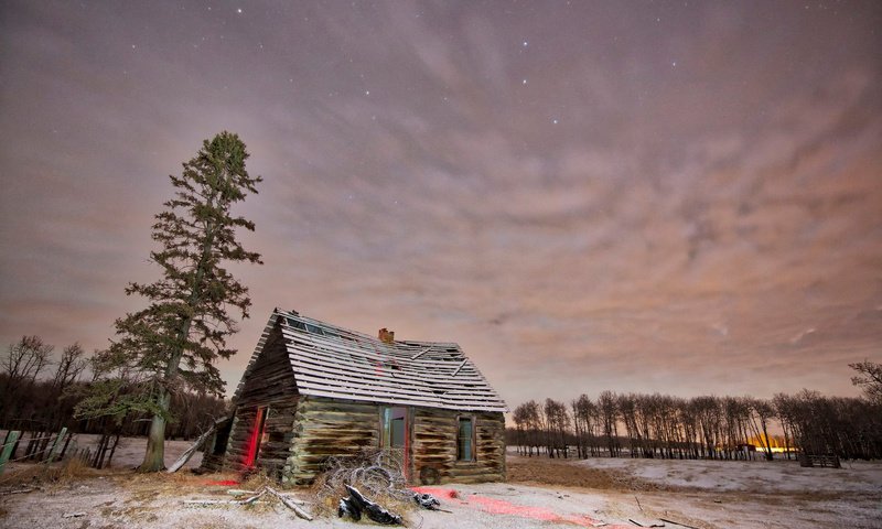 Обои небо, деревья, снег, дерево, зима, звезды, рассвет, хижина, the sky, trees, snow, tree, winter, stars, dawn, hut разрешение 1920x1279 Загрузить