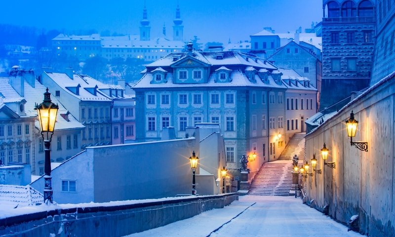 Обои свет, чехия, фонари, снег, зима, город, дома, улица, прага, light, czech republic, lights, snow, winter, the city, home, street, prague разрешение 2048x1365 Загрузить