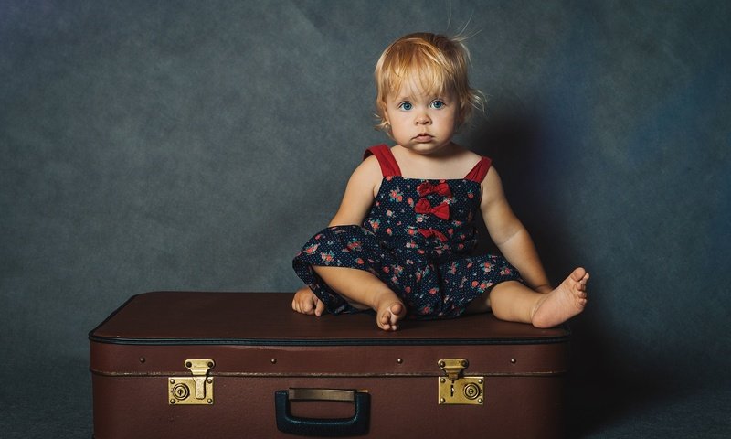 Обои дети, девочка, волосы, лицо, ребенок, чемодан, малышка, children, girl, hair, face, child, suitcase, baby разрешение 2048x1366 Загрузить