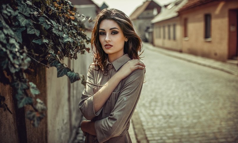 Обои девушка, взгляд, улица, модель, волосы, губы, лицо, girl, look, street, model, hair, lips, face разрешение 2048x1234 Загрузить