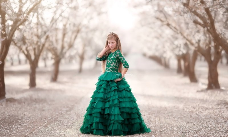 Обои деревья, фон, платье, дети, девочка, волосы, лицо, trees, background, dress, children, girl, hair, face разрешение 2048x1365 Загрузить