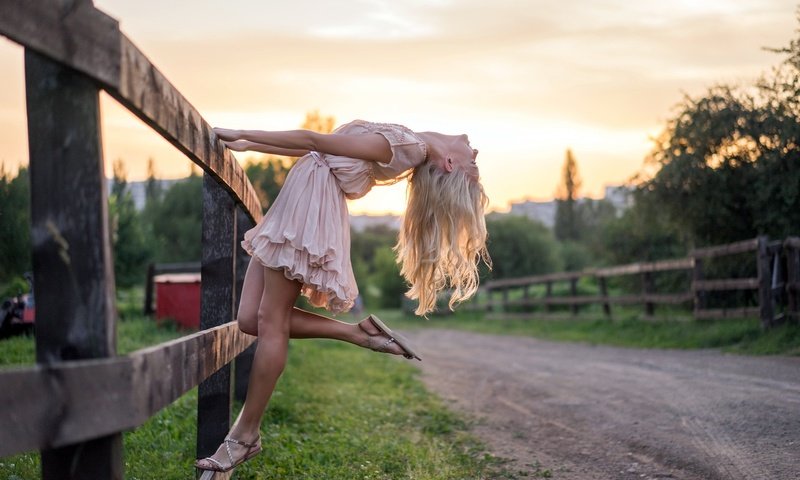 Обои дорога, девушка, блондинка, забор, модель, волосы, natalya, road, girl, blonde, the fence, model, hair разрешение 2048x1365 Загрузить