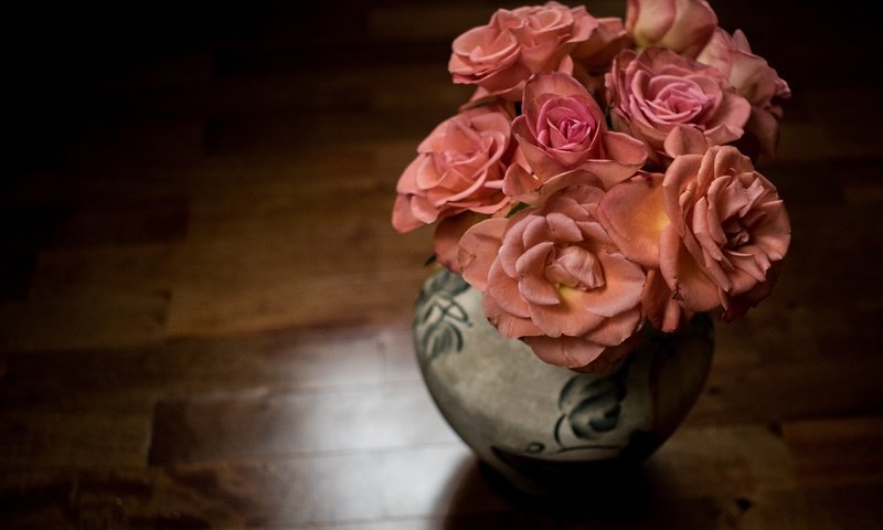 Обои цветы, фон, розы, букет, ваза, flowers, background, roses, bouquet, vase разрешение 2400x1600 Загрузить