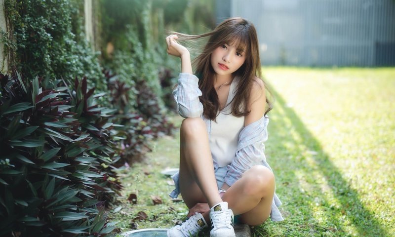 Обои девушка, настроение, взгляд, кеды, ножки, азиатка, chang, girl, mood, look, sneakers, legs, asian разрешение 2048x1366 Загрузить