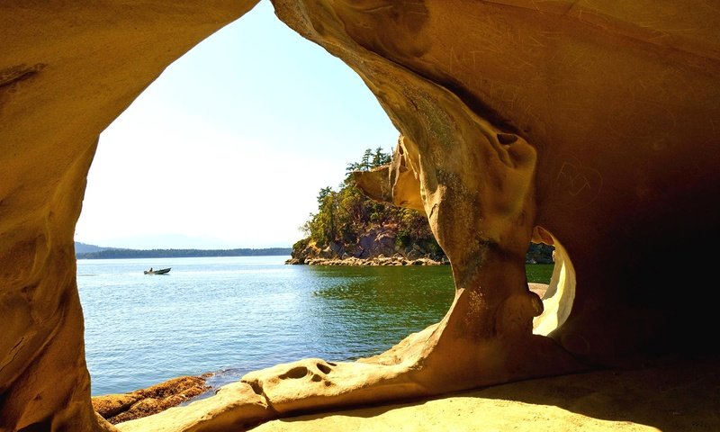 Обои лодка, пещера, канада, грот, британская колумбия, стров галиано, boat, cave, canada, the grotto, british columbia, ministers ministers galiano разрешение 1920x1080 Загрузить