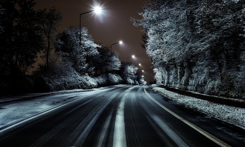 Обои дорога, ночь, деревья, фонари, иней, улица, road, night, trees, lights, frost, street разрешение 2048x1365 Загрузить