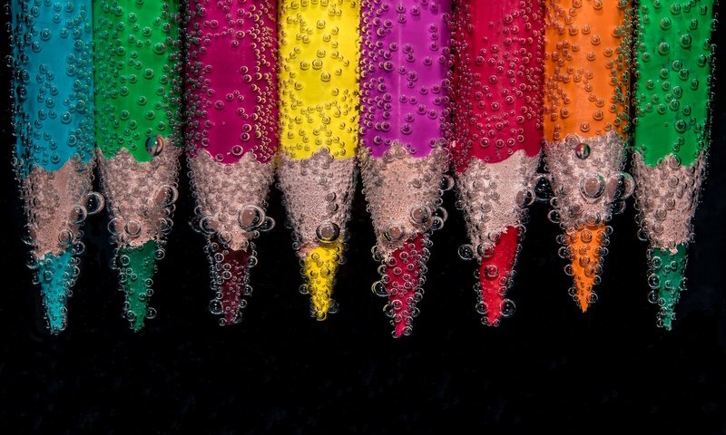 Обои вода, капли, разноцветные, карандаши, черный фон, пузырьки, цветные карандаши, water, drops, colorful, pencils, black background, bubbles, colored pencils разрешение 6000x4000 Загрузить