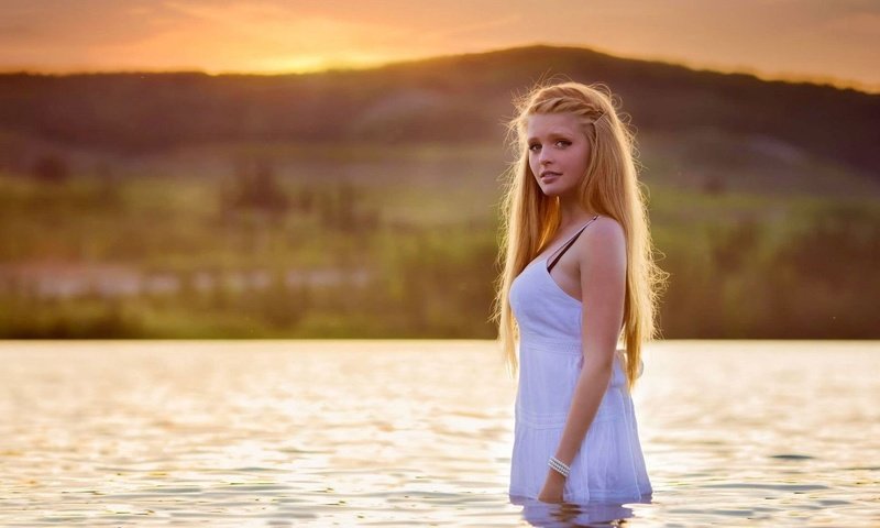 Обои вода, девушка, фон, платье, блондинка, взгляд, волосы, water, girl, background, dress, blonde, look, hair разрешение 1920x1080 Загрузить