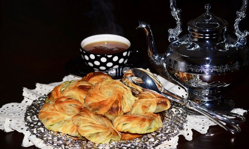 Обои черный фон, чашка, чай, салфетка, чайник, выпечка, пирожки, black background, cup, tea, napkin, kettle, cakes разрешение 1920x1200 Загрузить