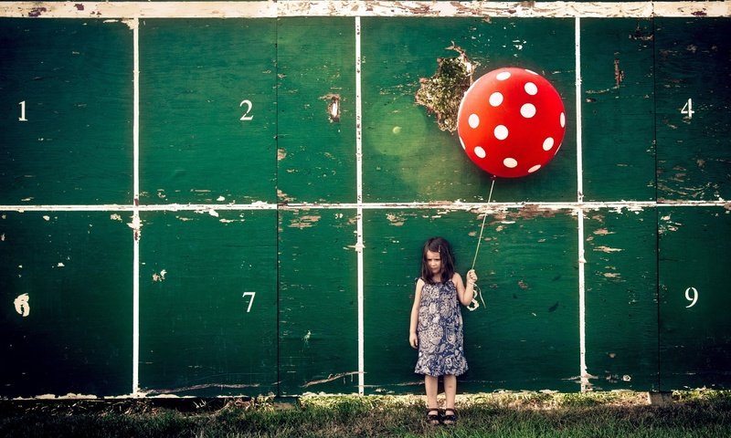 Обои фон, стена, дети, девочка, шар, воздушный шарик, background, wall, children, girl, ball, a balloon разрешение 2560x1600 Загрузить