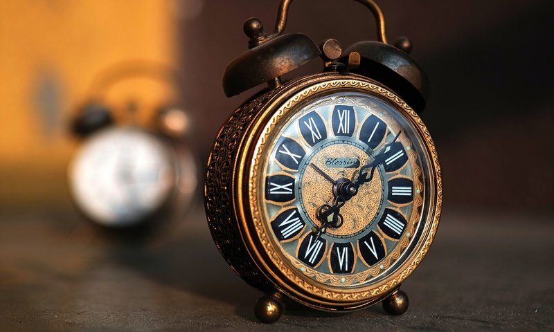 Обои винтаж, часы, время, стрелки, будильник, vintage, watch, time, arrows, alarm clock разрешение 2560x1785 Загрузить