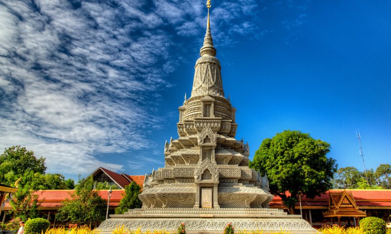 Обои небо, храм, пагода, камбоджа, пномпень, серебряная пагода, the sky, temple, pagoda, cambodia, phnom penh, silver pagoda разрешение 2048x1491 Загрузить