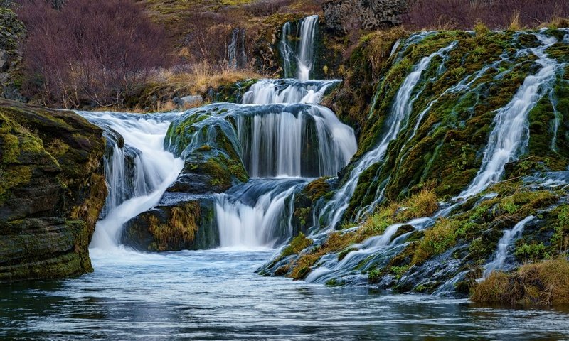 Обои природа, водопад, долина, исландия, hraunfossar, хрёйнфоссар, водопад хрейнфоссар, nature, waterfall, valley, iceland разрешение 2048x1152 Загрузить