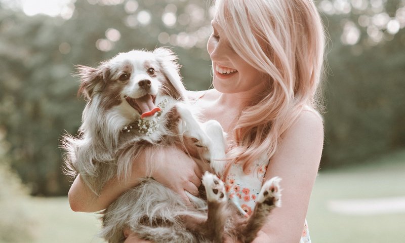 Обои девушка, блондинка, улыбка, собака, щенок, язык, смех, girl, blonde, smile, dog, puppy, language, laughter разрешение 2048x1681 Загрузить