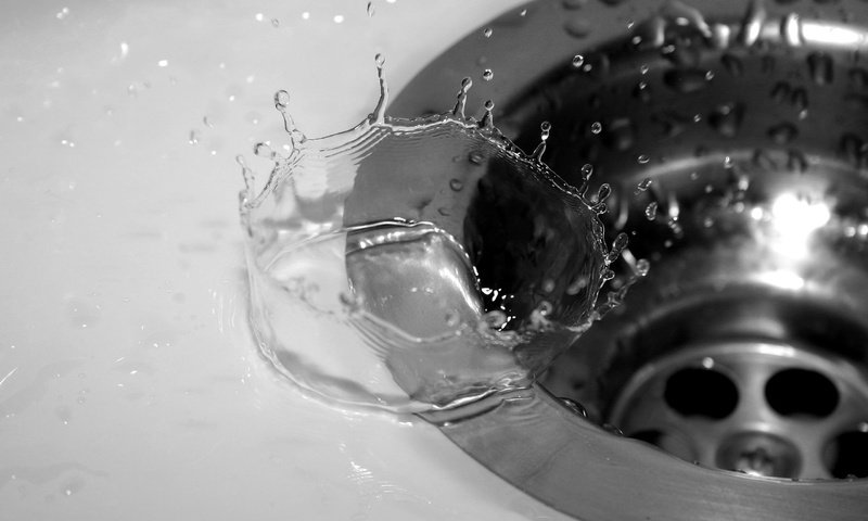Обои вода, капли, чёрно-белое, брызги, всплеск, раковина, water, drops, black and white, squirt, splash, sink разрешение 2560x1600 Загрузить