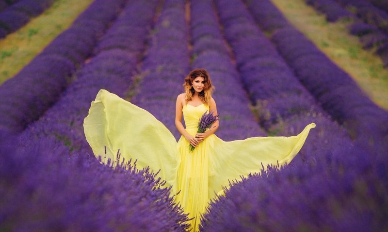 Обои цветы, лавандовое поле, девушка, настроение, лаванда, модель, букет, длинные волосы, желтое платье, flowers, lavender field, girl, mood, lavender, model, bouquet, long hair, yellow dress разрешение 1920x1280 Загрузить