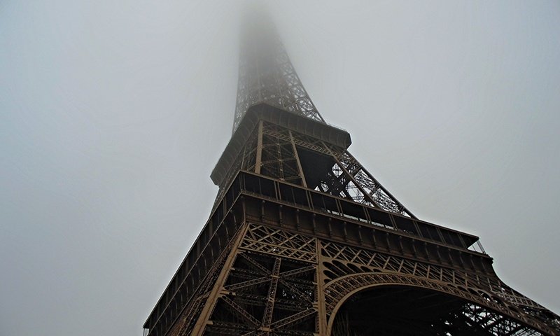 Обои туман, париж, франция, эйфелева башня, достопримечательность, fog, paris, france, eiffel tower, attraction разрешение 2560x1600 Загрузить