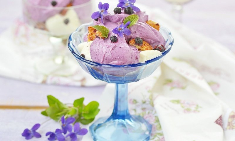 Обои цветы, мороженое, черника, сладкое, печенье, десерт, flowers, ice cream, blueberries, sweet, cookies, dessert разрешение 2050x1453 Загрузить