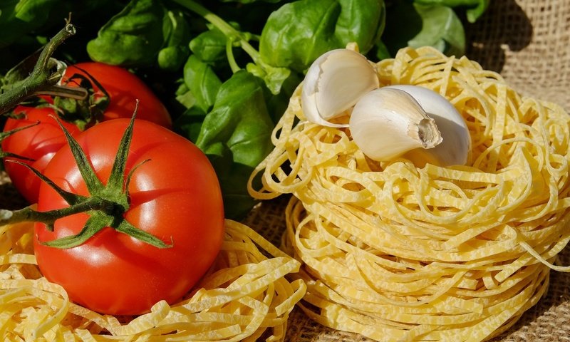 Обои помидоры, чеснок, лапша, макаронные изделия, базилик, паста, tomatoes, garlic, noodles, pasta, basil разрешение 1920x1280 Загрузить