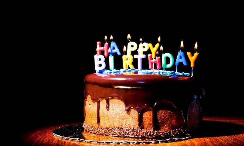 Обои свечи, черный фон, шоколад, сладкое, день рождения, торт, десерт, candles, black background, chocolate, sweet, birthday, cake, dessert разрешение 4288x2848 Загрузить
