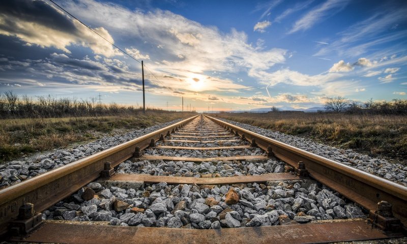 Обои небо, облака, железная дорога, рельсы, горизонт, гор, the sky, clouds, railroad, rails, horizon разрешение 3500x2333 Загрузить