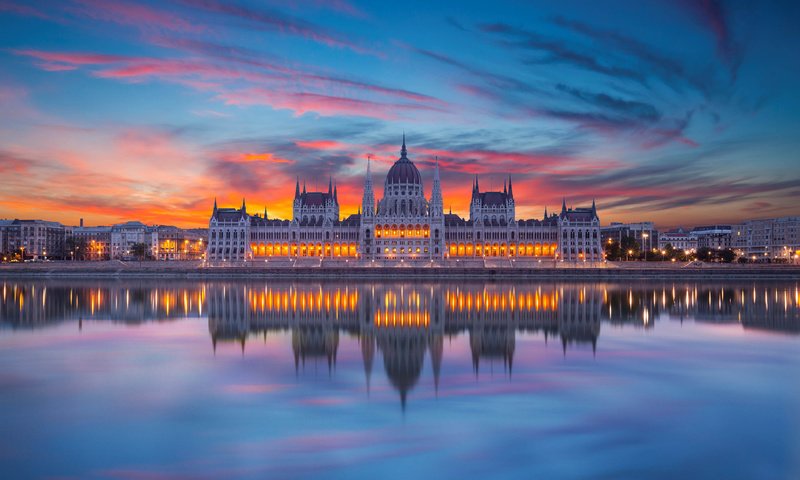 Обои река, отражение, здание, венгрия, будапешт, парламент, огни города, river, reflection, the building, hungary, budapest, parliament разрешение 3840x2400 Загрузить