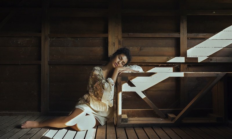 Обои девушка, поза, дом, солнечный свет, закрытые глаза, girl, pose, house, sunlight, closed eyes разрешение 2048x1282 Загрузить