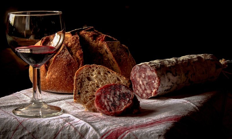 Обои бокал, хлеб, вино, колбаса, натюрморт, скатерть, красное вино, glass, bread, wine, sausage, still life, tablecloth, red wine разрешение 2560x1600 Загрузить