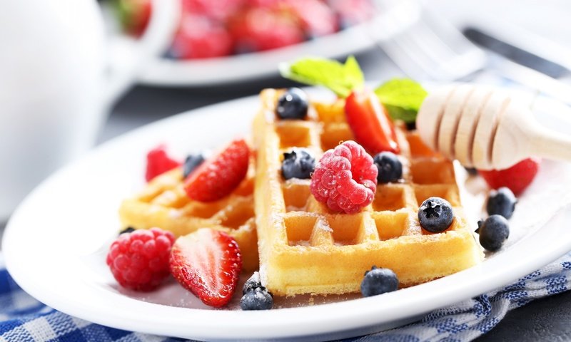 Обои малина, клубника, ягоды, черника, завтрак, вафли, raspberry, strawberry, berries, blueberries, breakfast, waffles разрешение 2880x1800 Загрузить