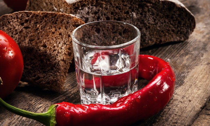 Обои хлеб, водка, чили, перец, рюмка, деревянная поверхность, bread, vodka, chile, pepper, glass, wooden surface разрешение 2719x2009 Загрузить