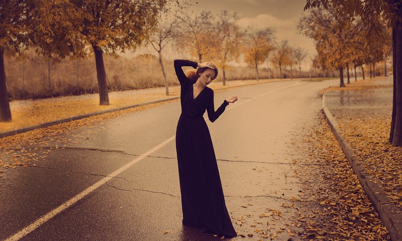 Обои дорога, листья, девушка, осень, волосы, черное платье, mara saiz, road, leaves, girl, autumn, hair, black dress разрешение 2048x1365 Загрузить